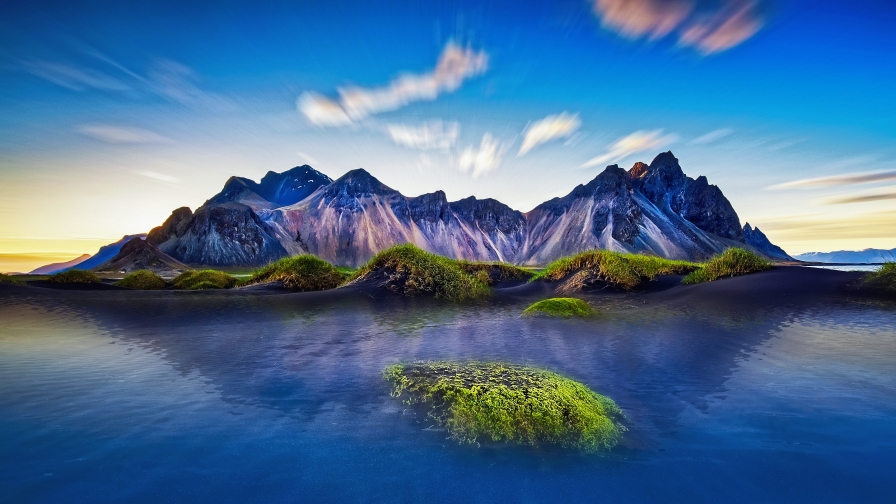 Beach Blur Exposure in Iceland