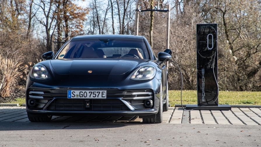 Black Porsche Panamera Turbo S E-Hybrid Sport Turismo