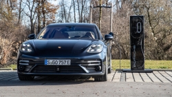Black Porsche Panamera Turbo S E-Hybrid Sport Turismo