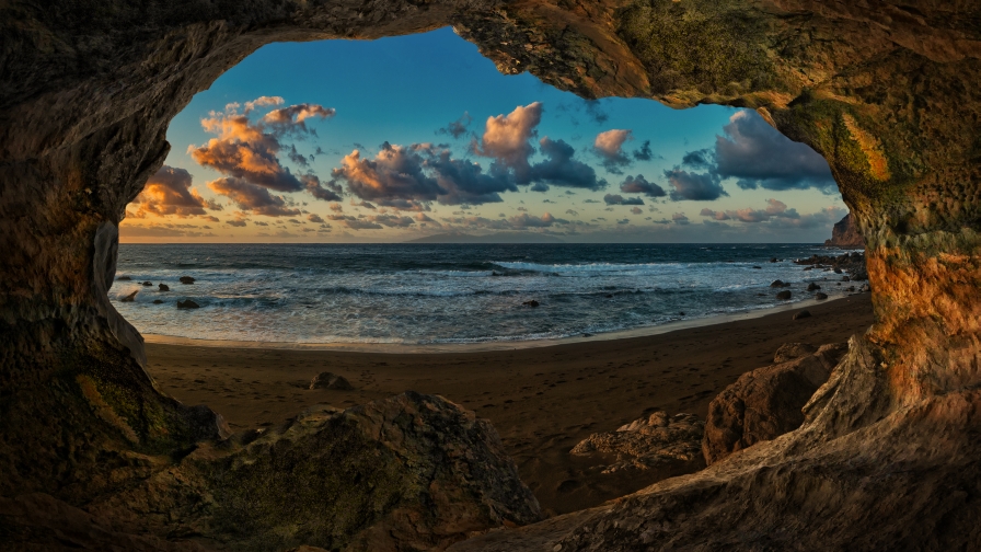 Gran-Canaria and Cloud in Sky