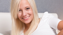 Nicol Hot Smiling Blonde Girl