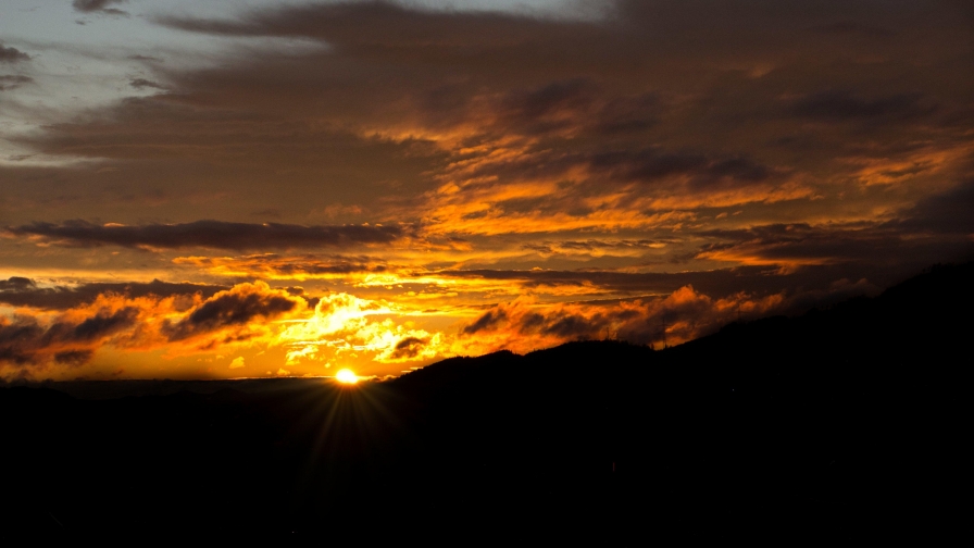 Sunset Rays and Horizon